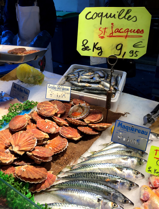 scallops at the market