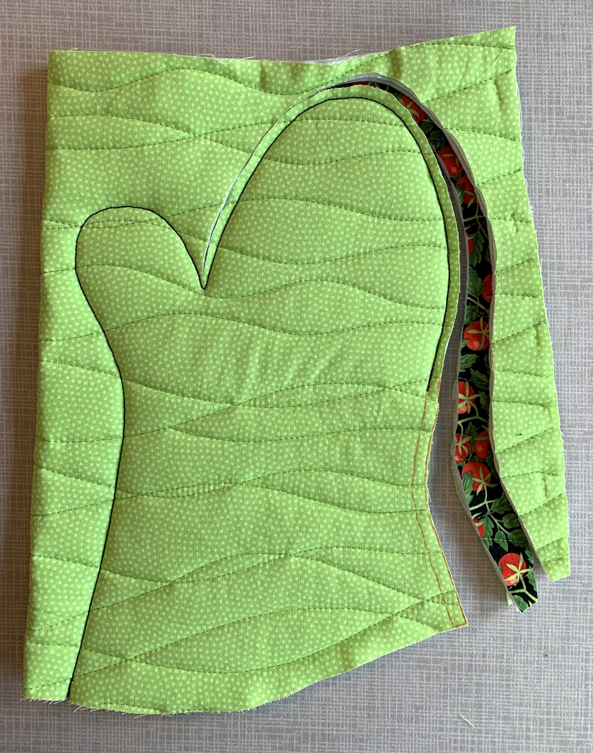 Quilted Double Ruffle Oven Mitt (& free pattern)