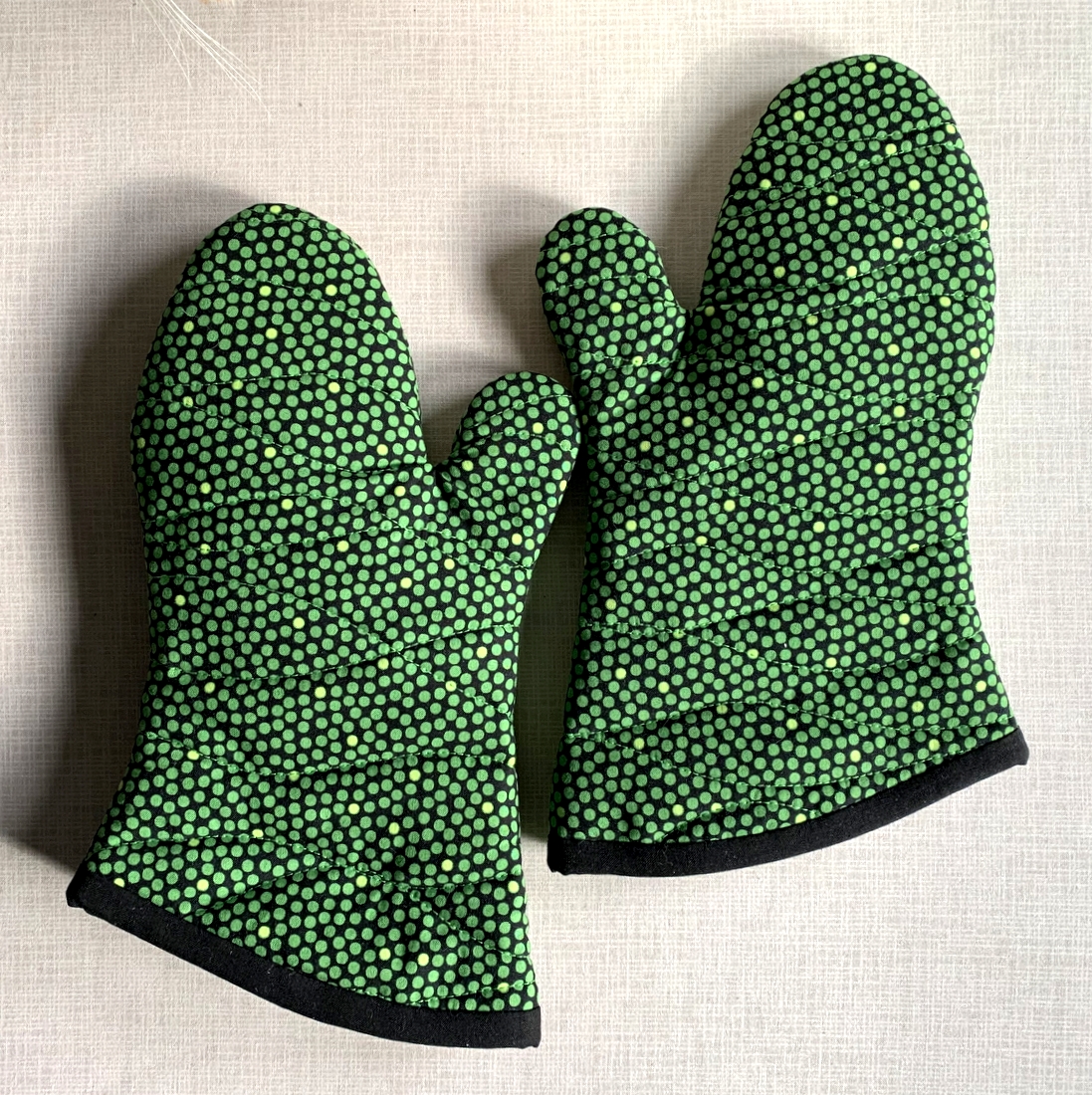 Avocado & Green Oven Mitts Set: Double Oven Gloves and Pot Holder 